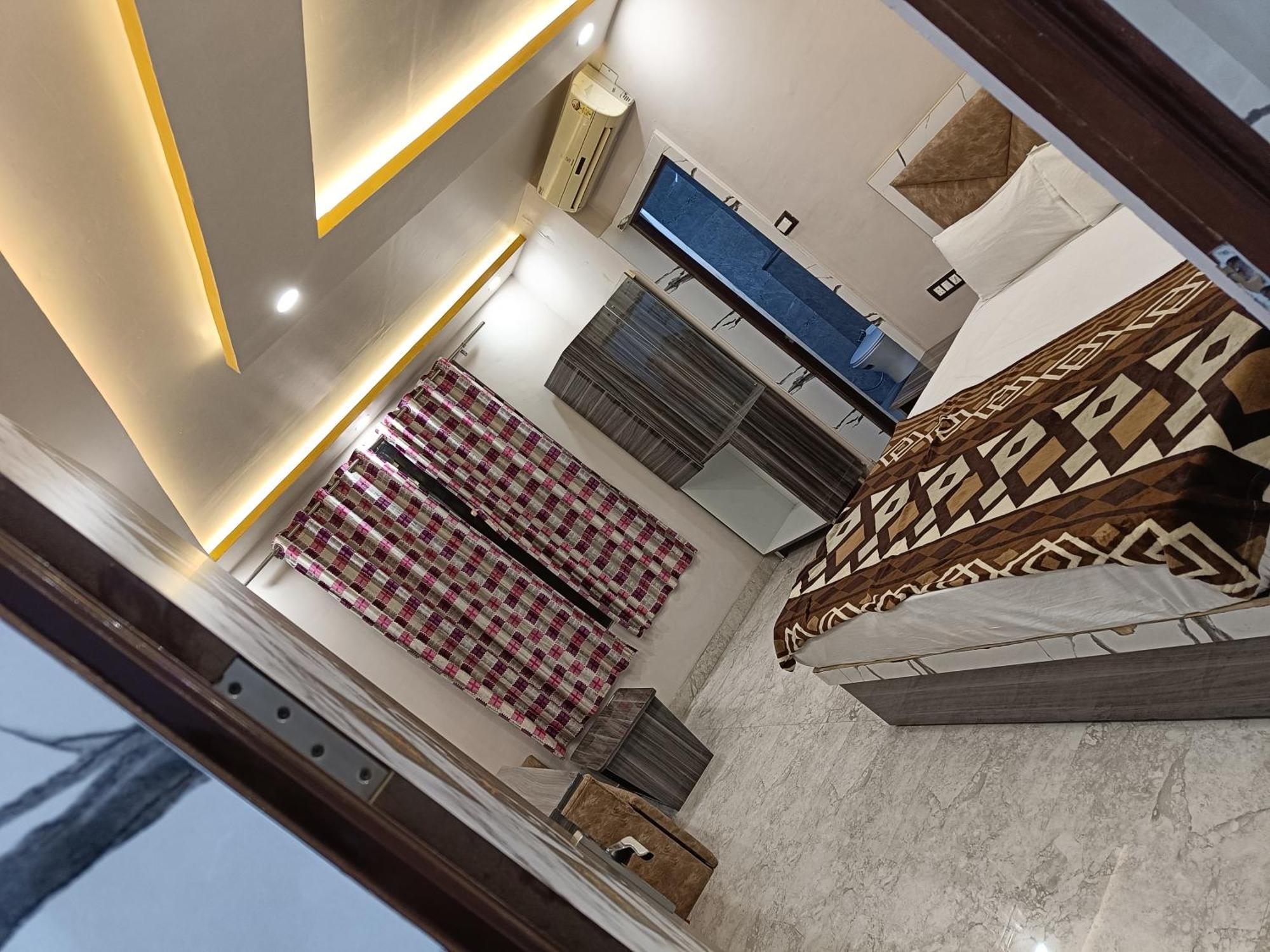 Pragya International Hotel Варанаси Екстериор снимка