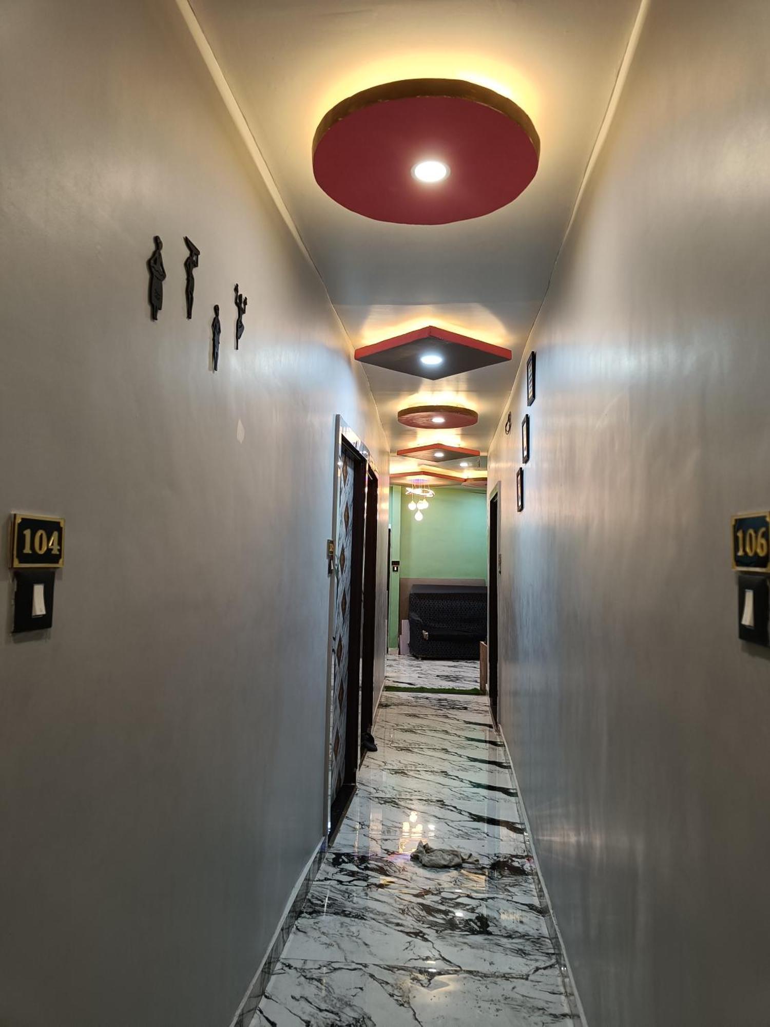 Pragya International Hotel Варанаси Екстериор снимка