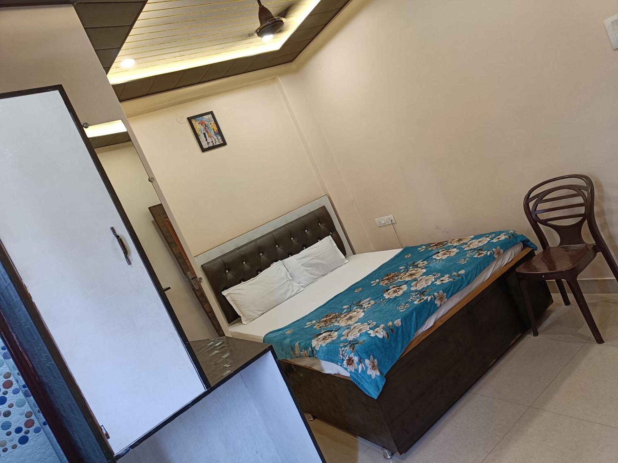 Pragya International Hotel Варанаси Екстериор снимка
