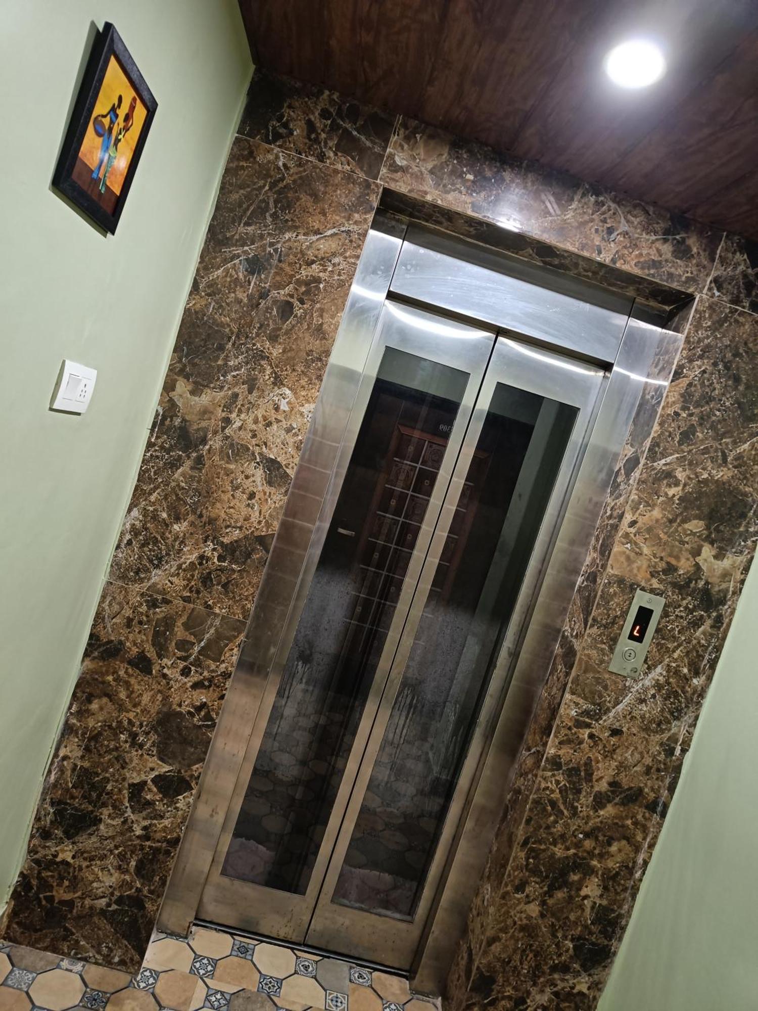 Pragya International Hotel Варанаси Екстериор снимка
