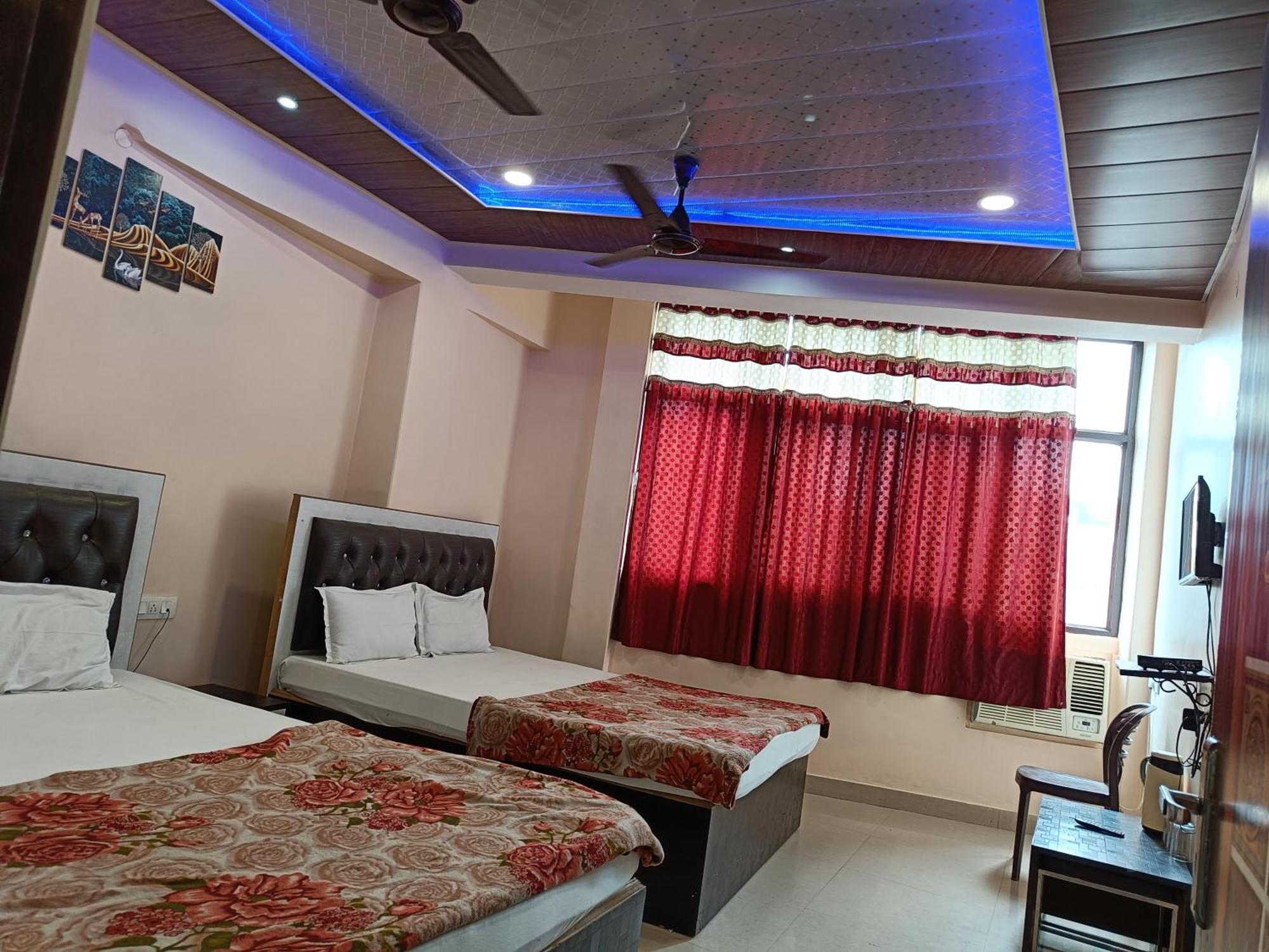 Pragya International Hotel Варанаси Екстериор снимка