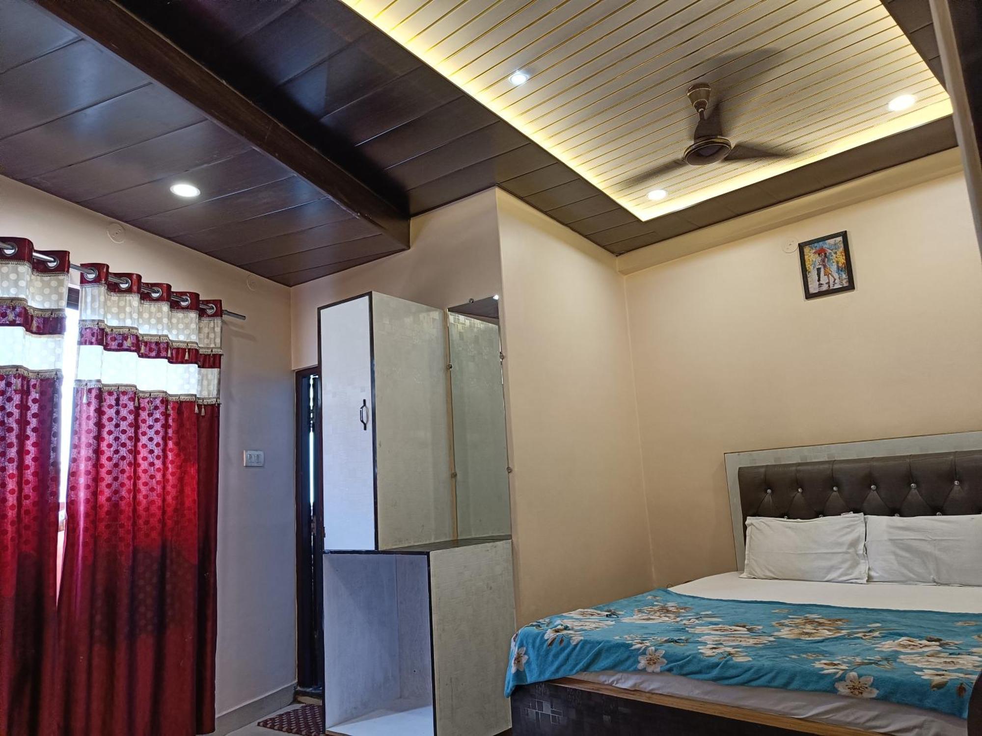 Pragya International Hotel Варанаси Екстериор снимка