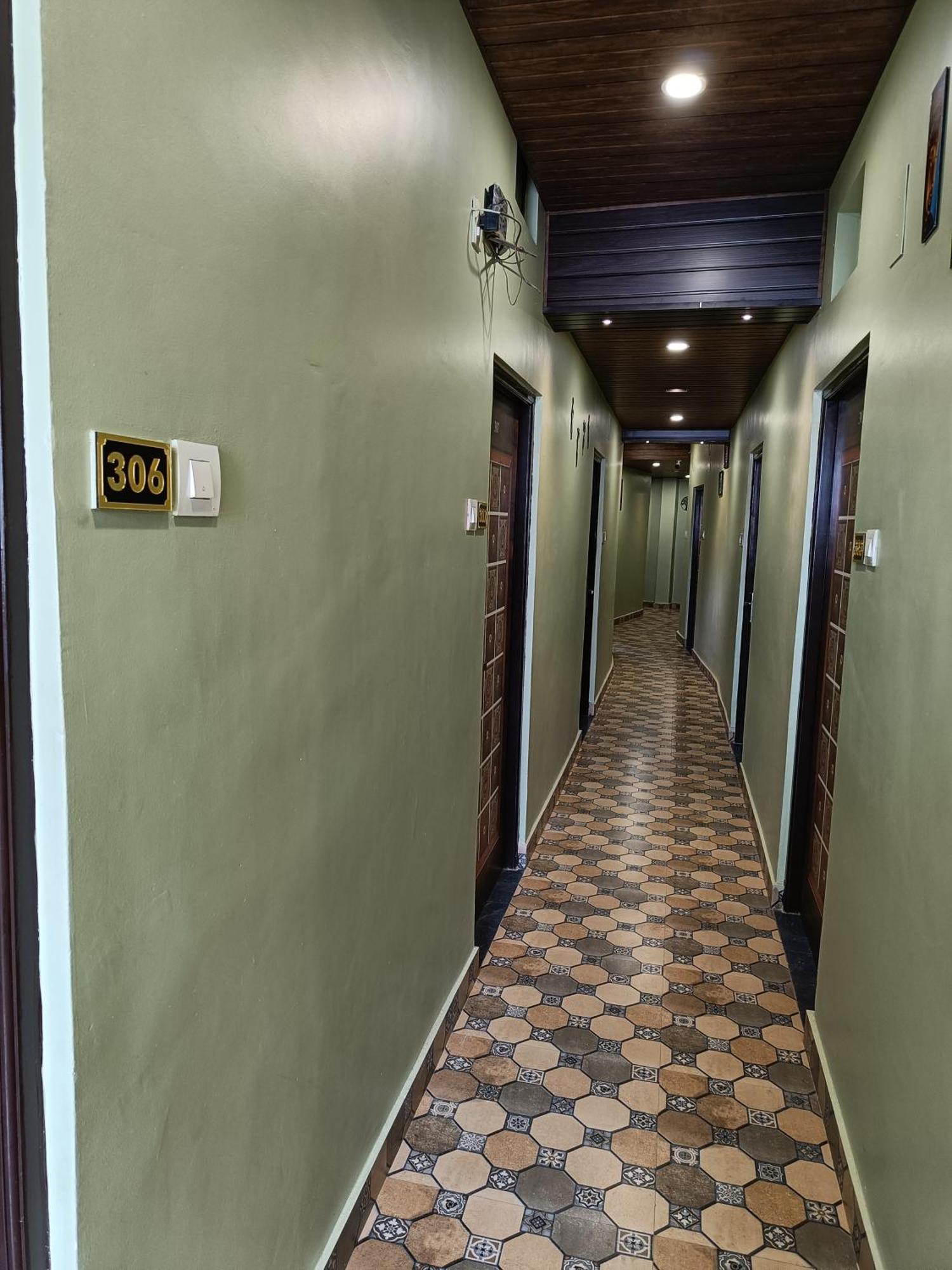 Pragya International Hotel Варанаси Екстериор снимка